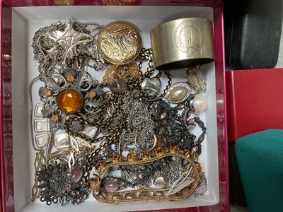 Lot 8 - Group of vintage costume jewellery, watches and bijouterie