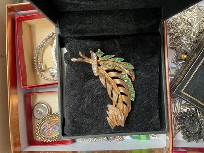 Lot 8 - Group of vintage costume jewellery, watches and bijouterie