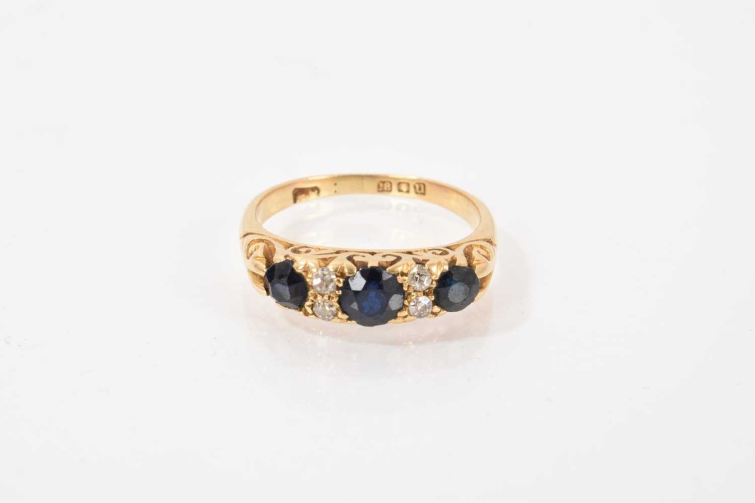 Lot 487 - Antique sapphire and diamond ring