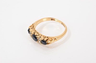 Lot 487 - Antique sapphire and diamond ring