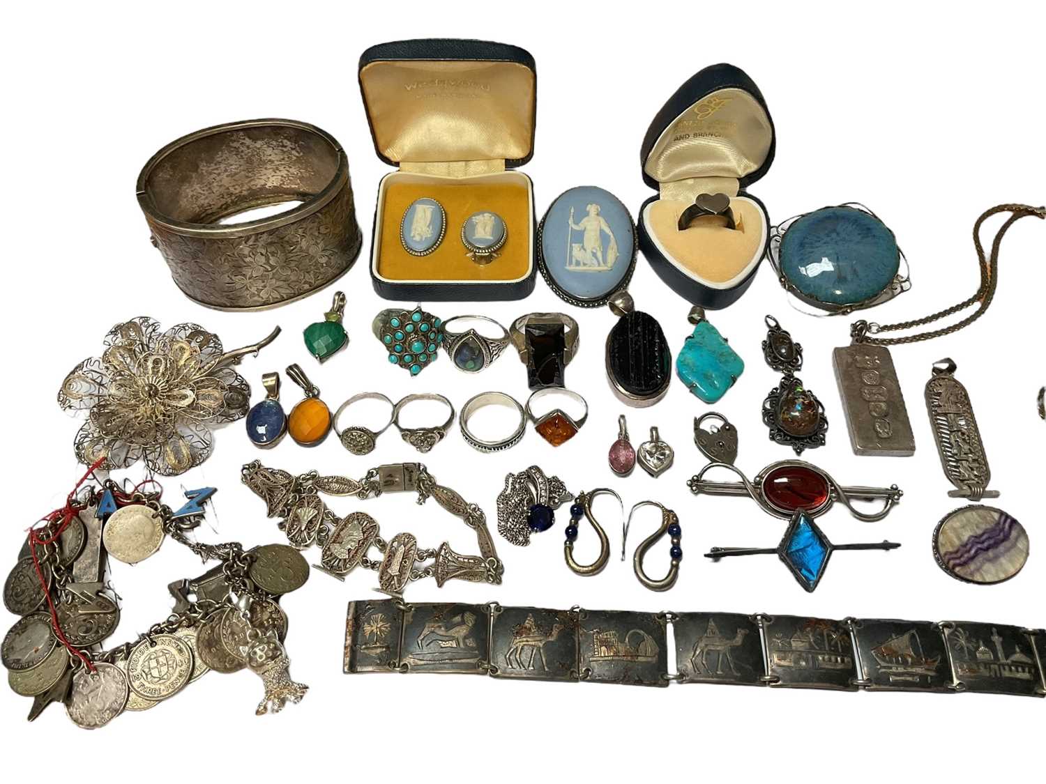 Lot 27 - Group of silver and white metal jewellery, within a wooden jewellery box