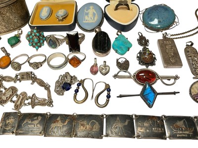 Lot 27 - Group of silver and white metal jewellery, within a wooden jewellery box