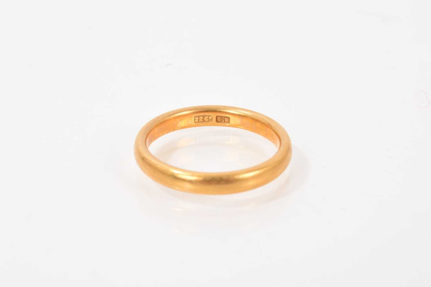 Lot 460 - 22ct gold wedding ring