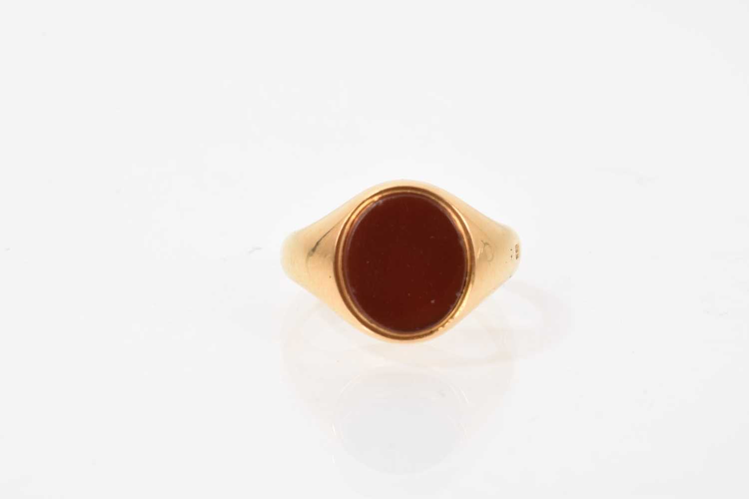 Lot 459 - Victorian 18ct gold signet ring with an oval carnelian panel