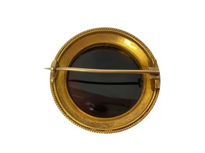 Lot 454 - Good quality Victorian Etruscan revival carved sardonyx cameo depicting a classical female bust in a circular gold mount with applied filigree decoration