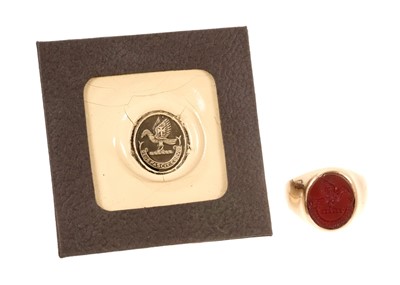 Lot 457 - Gold signet ring with an oval intaglio carved carnelian depicting a family crest and motto (London 1977). Ring size N-N½