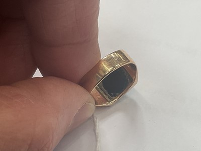 Lot 458 - Gold signet ring with a shield shape intaglio carved bloodstone depicting a family crest and motto in 15ct gold mount. Ring size O½