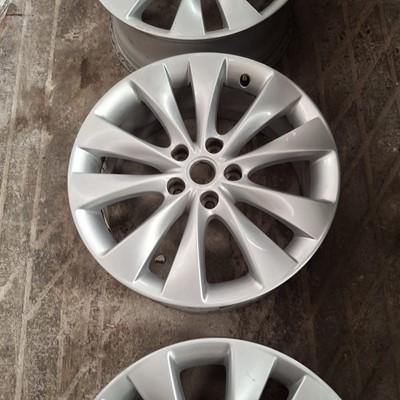 Lot 55 - Set of five alloys wheels to fit modern Vauxhall models (5).
