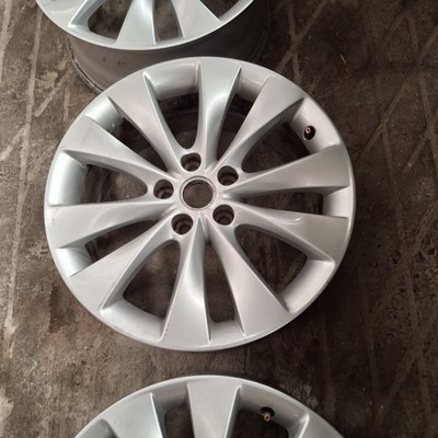 Lot 55 - Set of five alloys wheels to fit modern Vauxhall models (5).