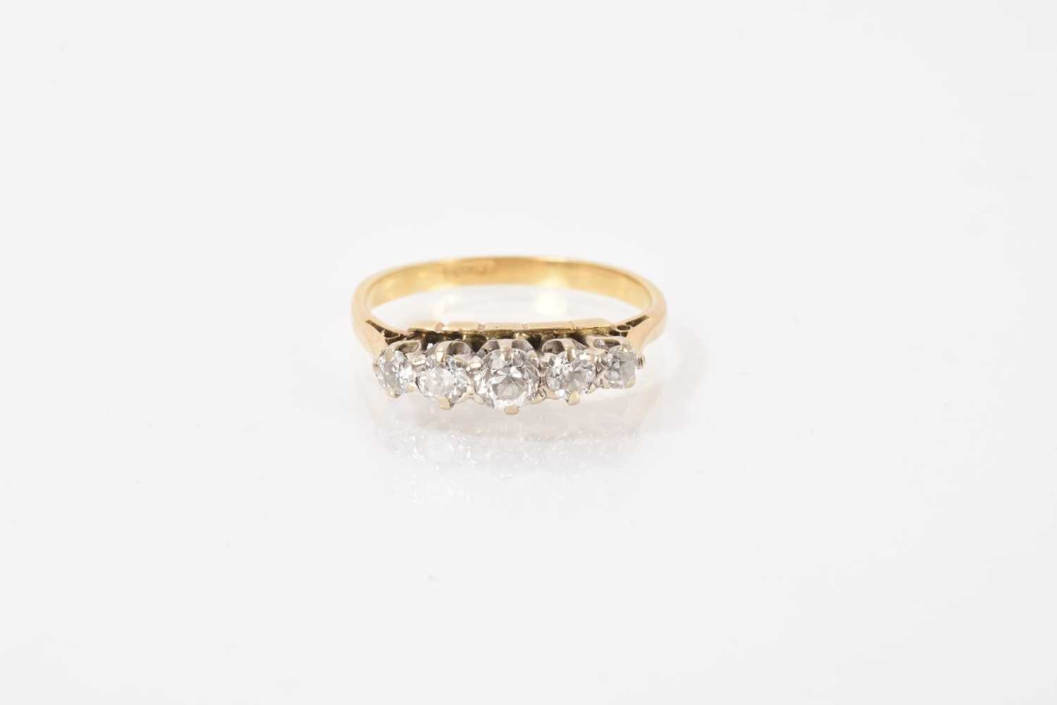Lot 279 - Edwardian diamond five stone ring