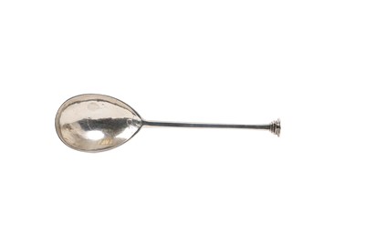 Lot 540 - 17th century fob top spoon with fig shaped bowl