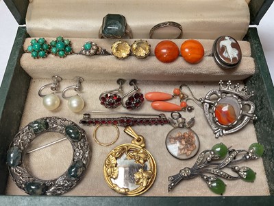 Lot 39 - Group of antique and vintage jewellery