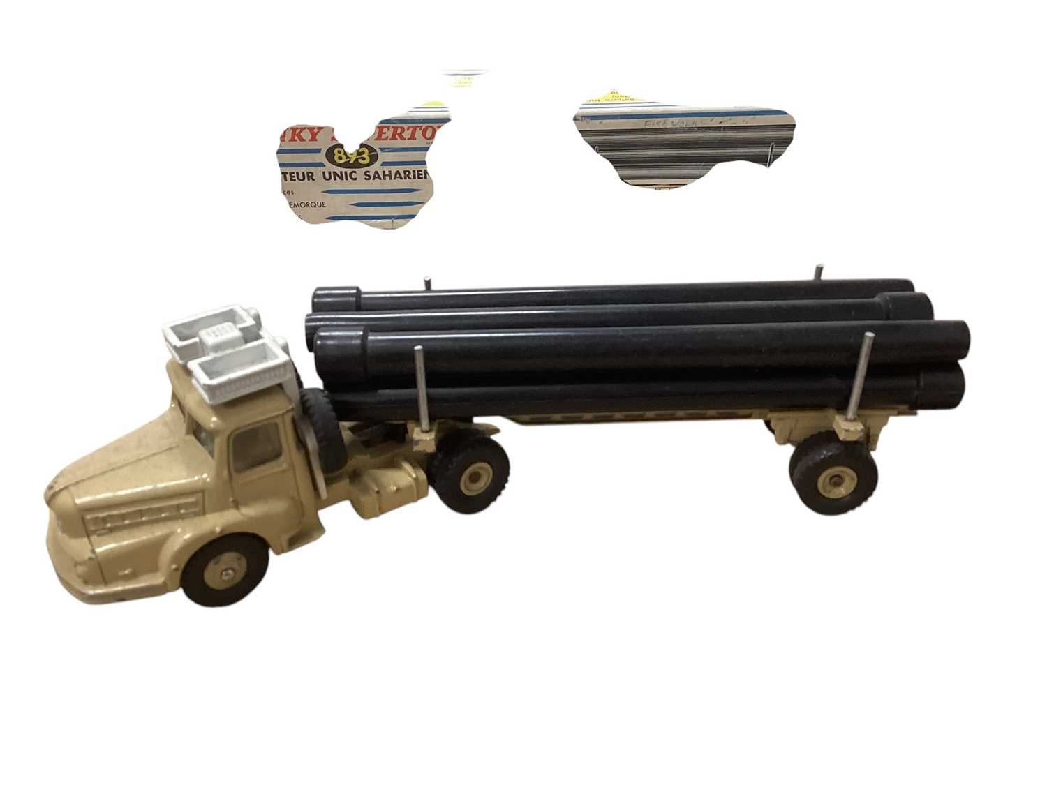 Lot 1518 - Dinky Supertoys French Version Tracteur Unicorn Saharien with semi-trailer Pipe Carrier including six pipes, boxed No.893 (1)