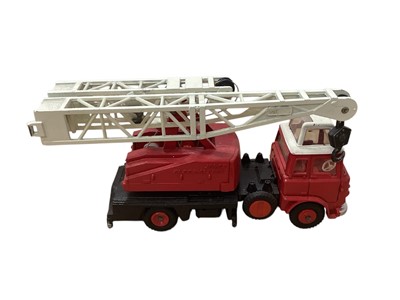 Lot 1554 - Dinky Toys Jones Fleetmaster Cantilever Crane No.970 & Coles Hydra Truck 150T No.980, both boxed (2)