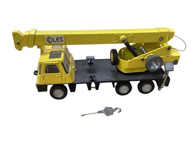 Lot 1554 - Dinky Toys Jones Fleetmaster Cantilever Crane No.970 & Coles Hydra Truck 150T No.980, both boxed (2)