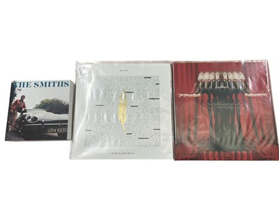 Lot 2218 - The Smiths singles box No. 04145 Limited Edition together with selection of 45's including DJ Shadow, Kate Nash, Radiohead etc - and LP's by Mudhoney, Barenaked Ladie, Sigur Ros, James...
