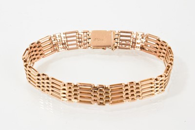 Lot 689 - Edwardian 15ct gold gate bracelet