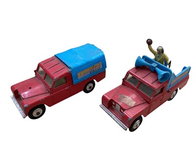 Lot 1663 - Corgi Major unboxed Chipperfields Circus Land Rovers, Articulated Horse Boxes & Animal Cage (5)