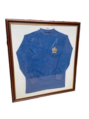 Lot 375 - 1968 Manchester United Wembley European Cup Final replica shirt, signed by George Best, framed