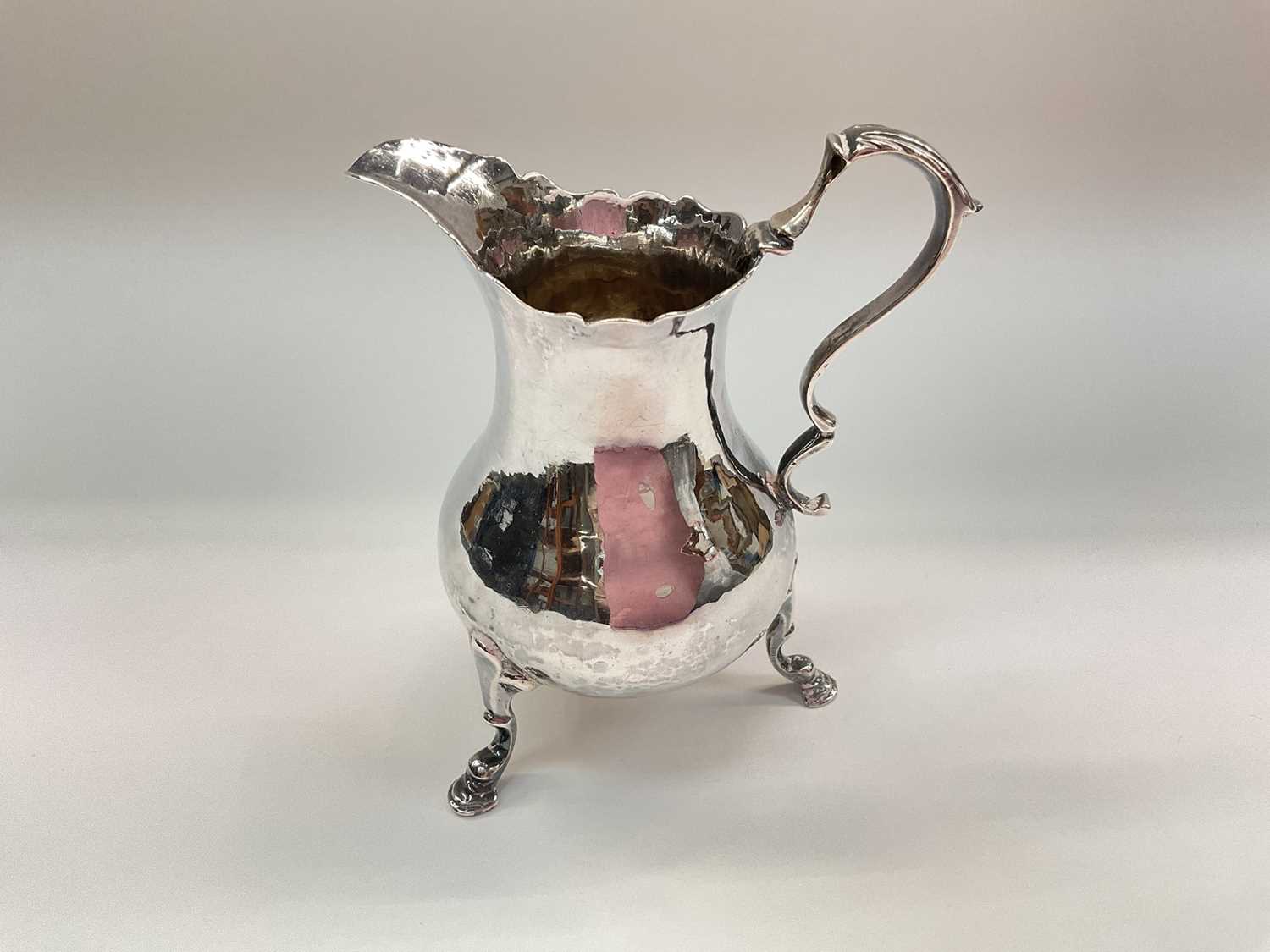 Lot 1001 - Georgian silver cream jug, 10cm high