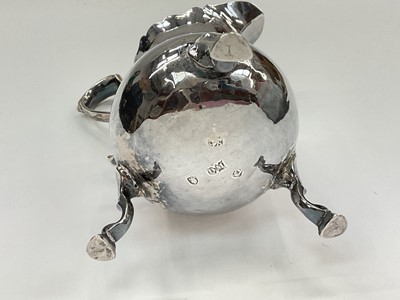 Lot 1001 - Georgian silver cream jug, 10cm high