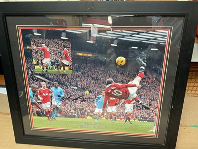 Lot 366 - Two signed posters of Manchester United players, including Robin Van Persie and Wayne Rooney (2)