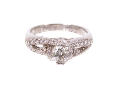 Lot 641 - Diamond and platinum ring