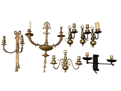 Lot 370 - Various wall lights