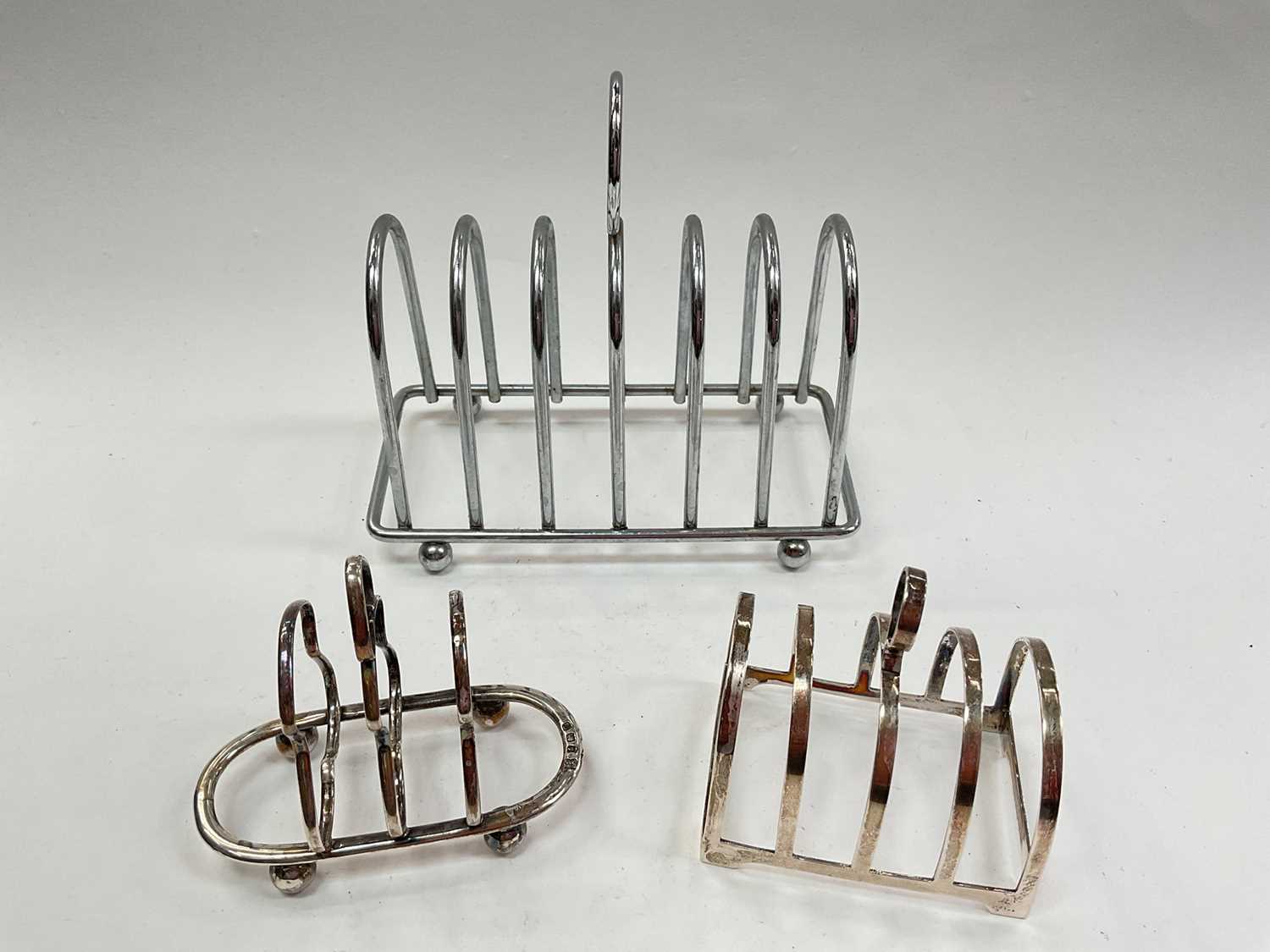 Lot 1024 - Silver four division toast rack, silver two
