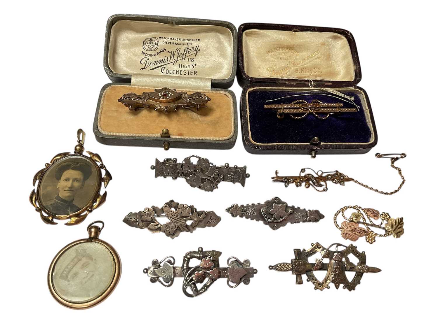 Lot 26 - Collection of Victorian and Edwardian bar brooches to include three 9ct gold brooches, silver brooches and two Edwardian lockets