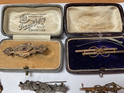 Lot 26 - Collection of Victorian and Edwardian bar brooches to include three 9ct gold brooches, silver brooches and two Edwardian lockets