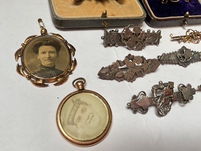 Lot 26 - Collection of Victorian and Edwardian bar brooches to include three 9ct gold brooches, silver brooches and two Edwardian lockets