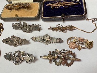 Lot 26 - Collection of Victorian and Edwardian bar brooches to include three 9ct gold brooches, silver brooches and two Edwardian lockets