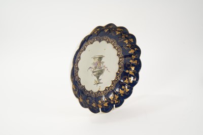 Lot 56 - Worcester junket dish, painted in the London atelier of James Giles with an urn, circa 1770