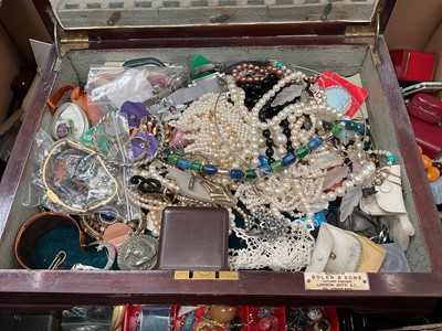 Lot 278 - Large collection of vintage costume jewellery and bijouterie