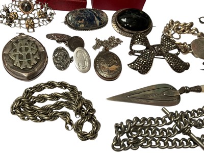 Lot 7 - Group of antique and later jewellery including silver and white metal, antique paste set rivière-style necklace, watch chains, two large agate rings, locket pendants, brooches etc