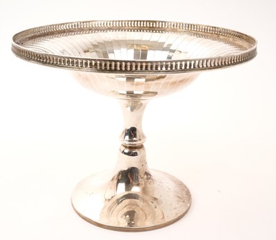 Lot 526 - Art Deco silver pedestal dish