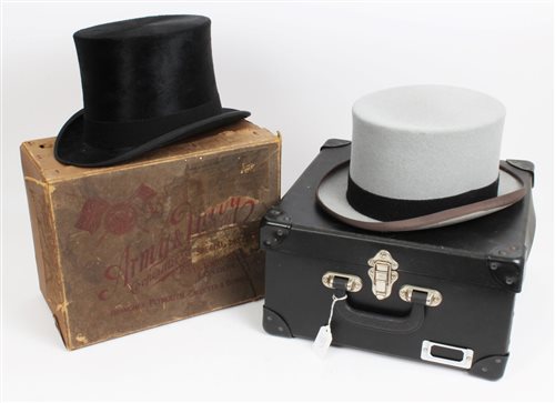Lot 3163 - Gentlemen's vintage black top hat by