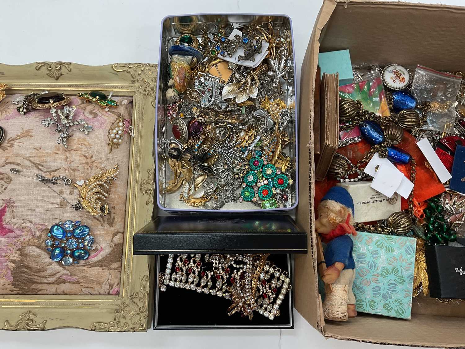 Lot 217 - Collection of vintage paste set brooches, other jewellery and sundries