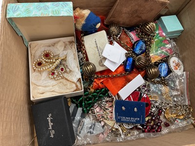 Lot 217 - Collection of vintage paste set brooches, other jewellery and sundries