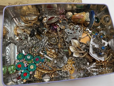 Lot 217 - Collection of vintage paste set brooches, other jewellery and sundries