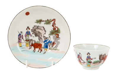 Lot 204 - A Worcester tea bowl and saucer, circa 1758, printed and painted with the 'Red Bull' pattern, black line border, the saucer 12.5cm diameter