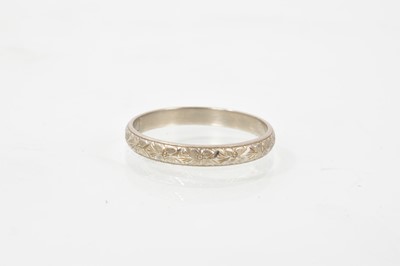 Lot 644 - Platinum wedding ring