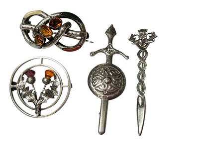 Lot 169 - Collection of Scottish silver and agate brooches