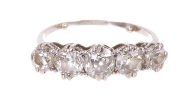 Lot 636 - Diamond five stone ring