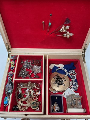 Lot 1019 - Leather jewellery box containing vintage costume jewellery and bijouterie