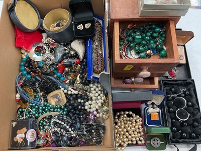 Lot 1185 - Group of costume jewellery and bijouterie inlcuidng a malachite bead necklace, vintage earrings etc
