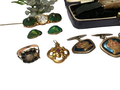 Lot 86 - 1930s 9ct gold cased wristwatch, scarab beetle and paste set brooch, 9ct gold floral pendant, antique ring and other jewellery