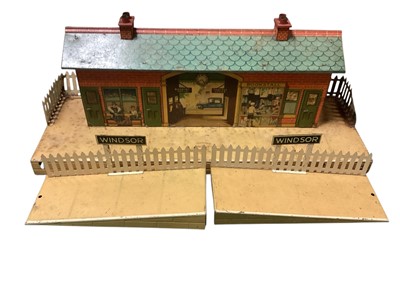 Lot 1990 - Hornby O Gauge Windsor Platform, Goods Platform, Hut, Double Platform light & Track (qty)
