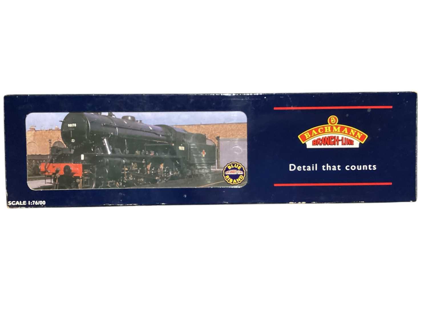 Lot 1777 - Bachmann OO Gauge 2-6-2 LNER lined Darlington green Gresley V2 Class tender locomotive 4801, boxed 31-555, 2-6-2 BR green V2 Class Green Arrow tender locomotive 60800, boxed 31-550, 2-8-0 LNER...